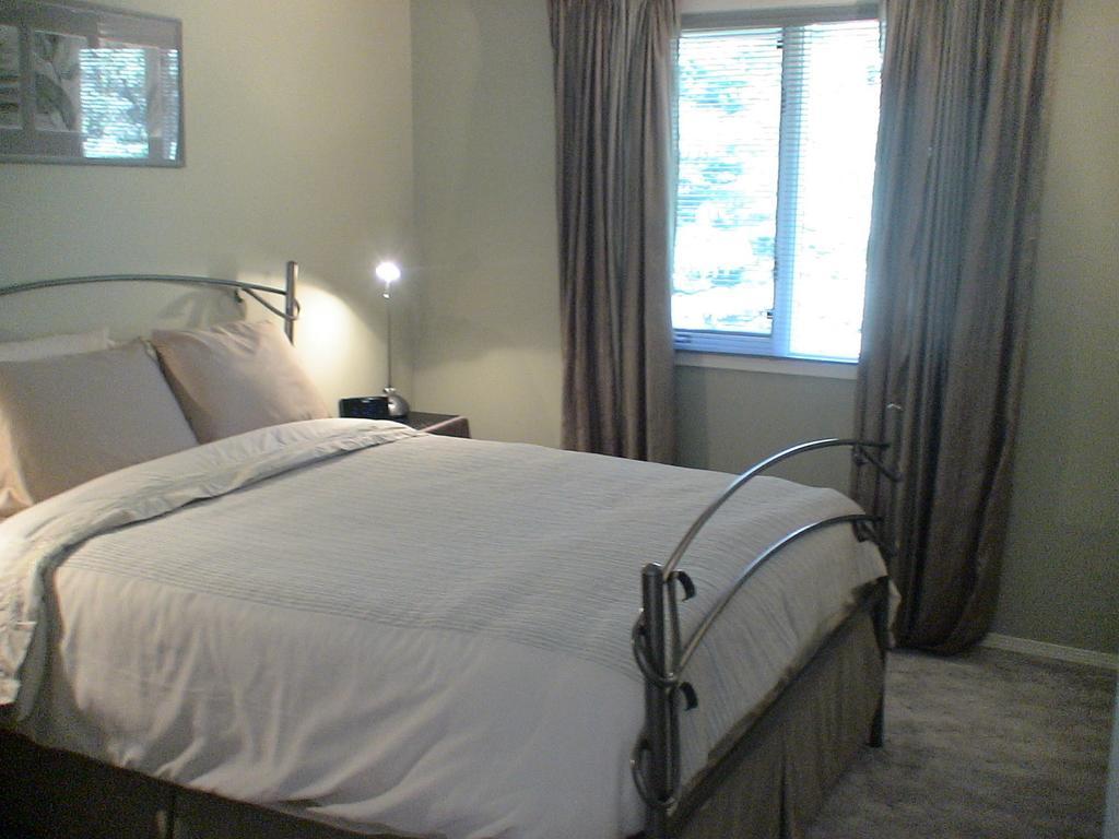 Redwood Meadows Bed And Breakfast Bragg Creek Room photo