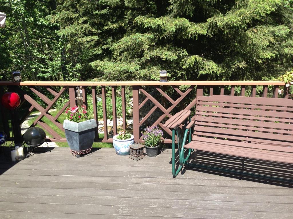 Redwood Meadows Bed And Breakfast Bragg Creek Exterior photo